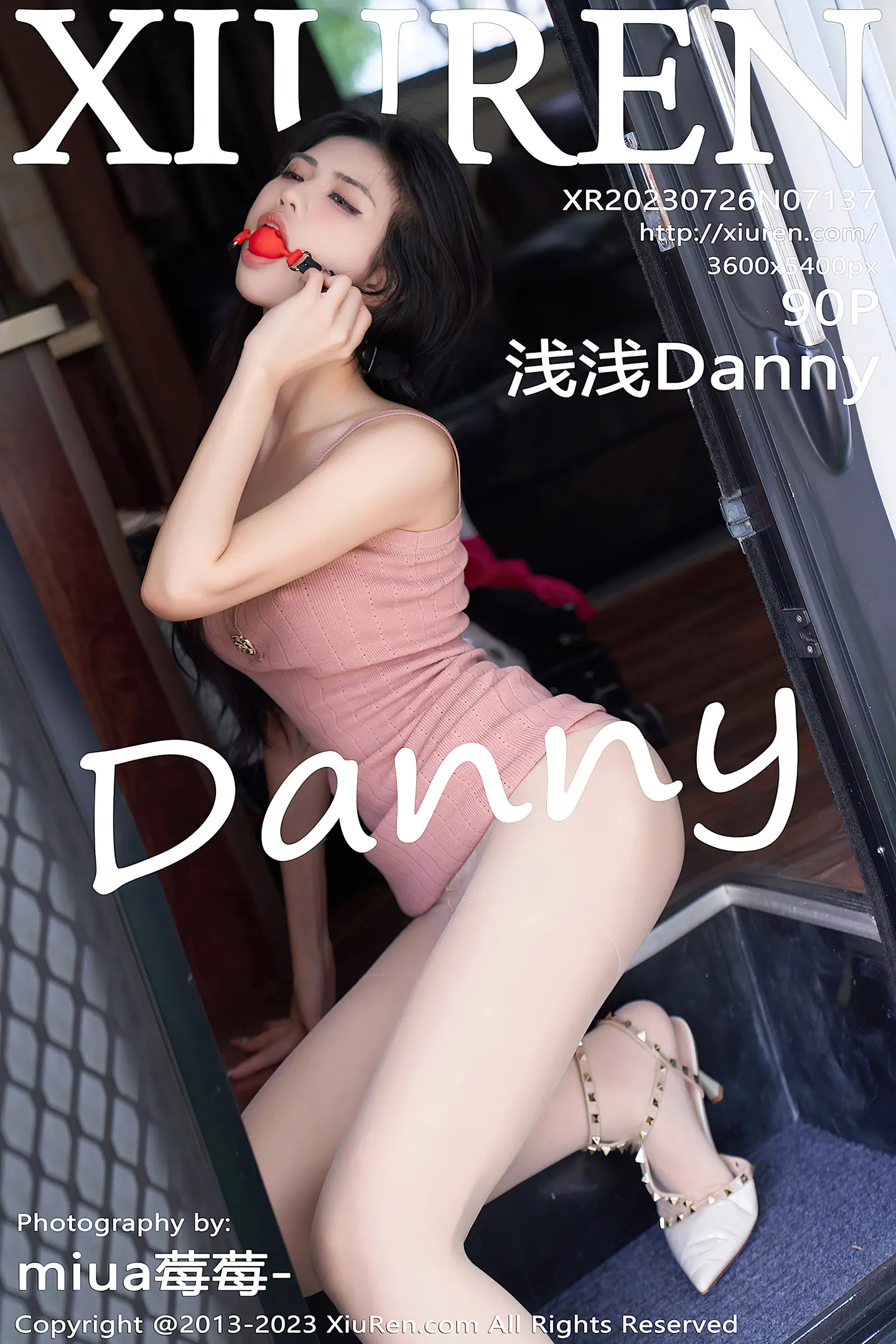 [XiuRen秀人网]VOL.7137 模特浅浅Danny性感粉色连衣裙配开档肉丝秀丰腴身姿诱惑写真90P-秀人网官方网站